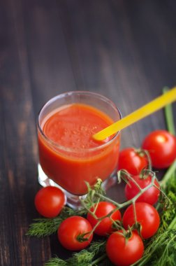 Taze domates suyu ve domates yeşillikleri ile