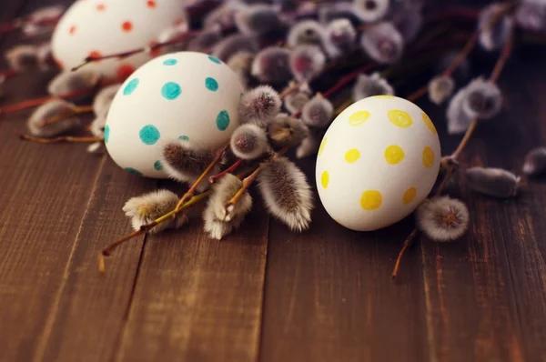 Ovos de Páscoa com ramos de primavera de um salgueiro — Fotografia de Stock