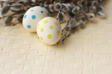 Paskalya yumurtaları bir söğüt bahar dalları ile