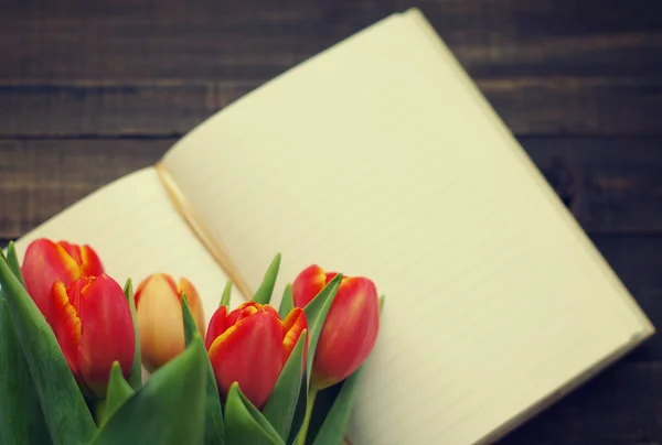 Bouquet de tulipes et carnet vierge — Photo