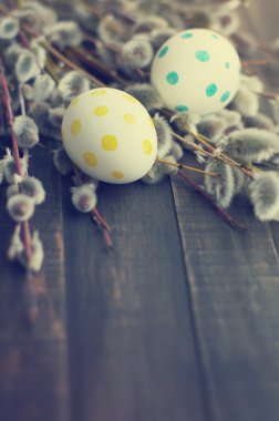 Paskalya yumurtaları bir söğüt bahar dalları ile