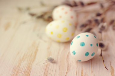 Paskalya yumurtaları bir söğüt bahar dalları ile