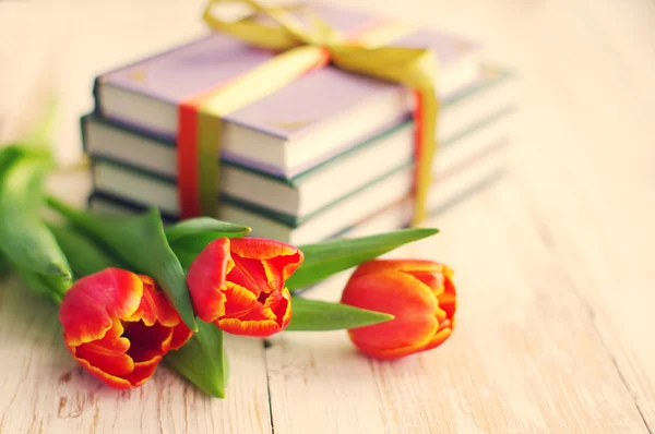 Bücher und ein Frühlingsstrauß aus Tulpen — Stockfoto