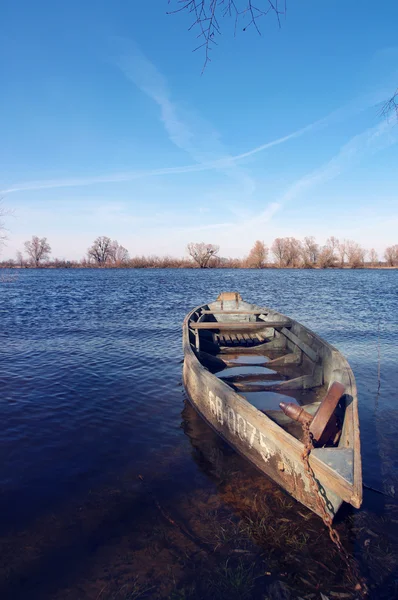 Παλιά ξύλινη βάρκα κοντά στον ποταμό στις αρχές της άνοιξης — Φωτογραφία Αρχείου