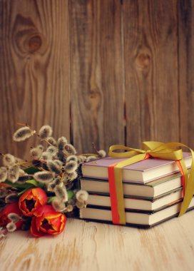 Kitap ve laleler ve bir söğüt dalları bahar buket