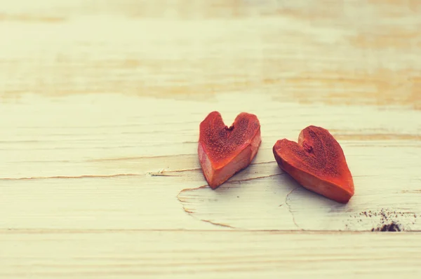 Dois corações em umas tábuas de madeira brancas — Fotografia de Stock