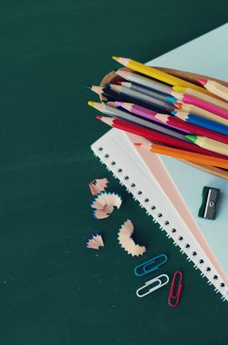 Yeşil ışık yanmadı karşı okul malzemeleri.