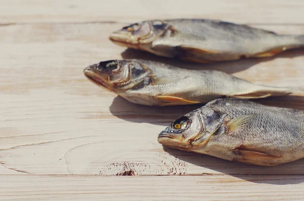 Pescado seco sobre la mesa . — Foto de Stock