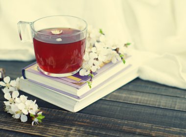  Kitap, kayısı çiçek şube ve bir fincan çay 