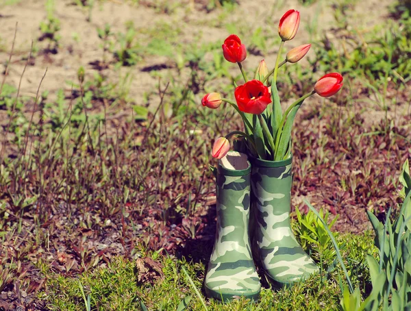 Flores frescas de tulipanes de primavera en jarrón botas —  Fotos de Stock