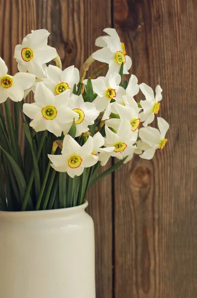 ビンテージ スタイルの白い花瓶の花束の花水仙 — ストック写真