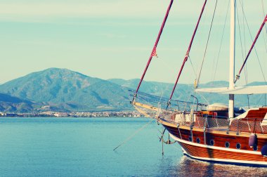  Dağlar karşı demirli yat.
