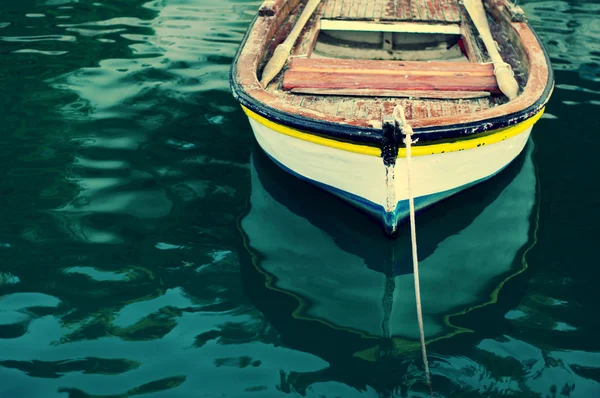 Μεσογειακή αλιευτικό σκάφος στη θάλασσα — Φωτογραφία Αρχείου