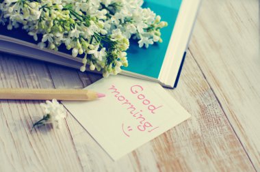 Açık kitap, kalem ve yazıt 