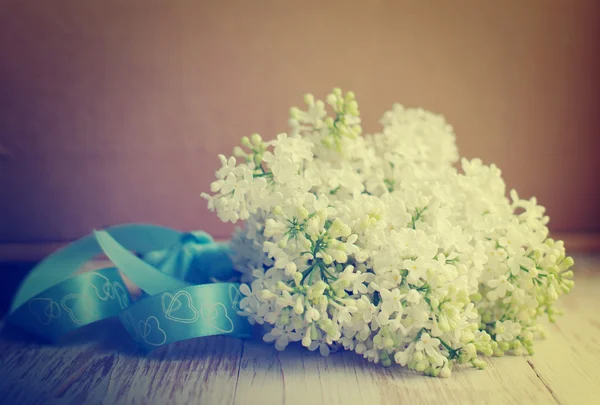 Bouquet romantico di primavera di un lilla bianco . — Foto Stock