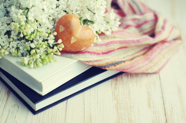 Bahar romantik buket beyaz leylak ve kalp.