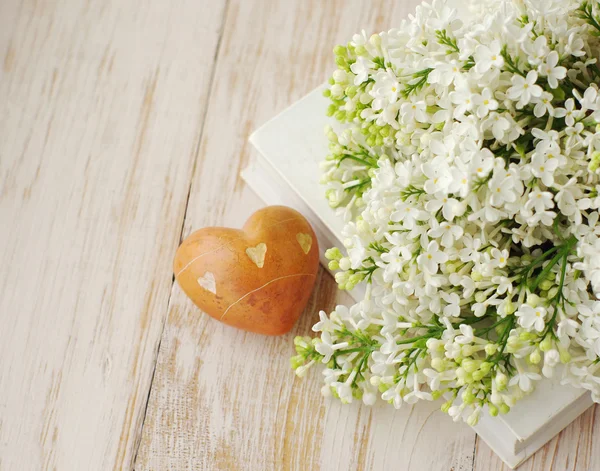 Frühling romantisches Bouquet von weißem Flieder und Herz. — Stockfoto