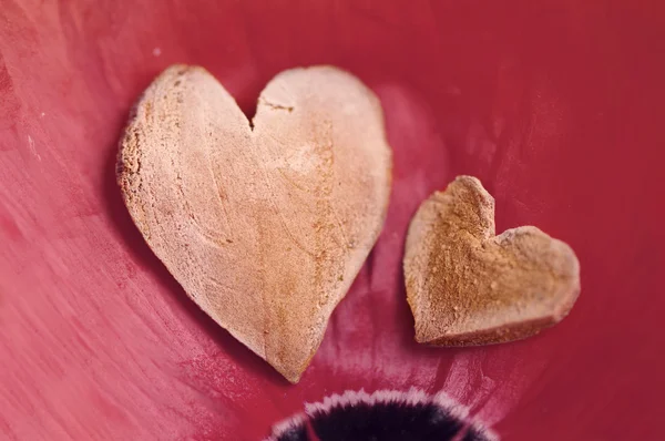 Haşhaş kırmızı yaprakları üzerinde iki dekoratif kalp — Stok fotoğraf