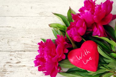 Sevgilerle. Buket pembe peonies ve yazıt 