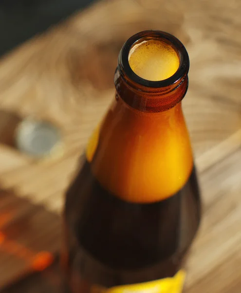 Пиво в пляшці на дерев'яному фоні . — стокове фото
