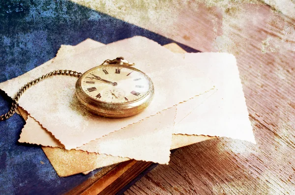 Старые карманные часы, старый фотоальбом и старые пустые фотографии — стоковое фото