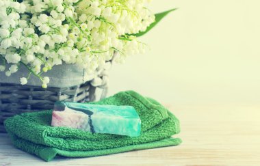 İşlemeli, havlu ve bahar çiçekleri bir lily vadi gerdanlı sepet içinde doğal sabun 
