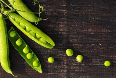 Bakla yeşil bezelye ve koyu ahşap yüzeye bezelye