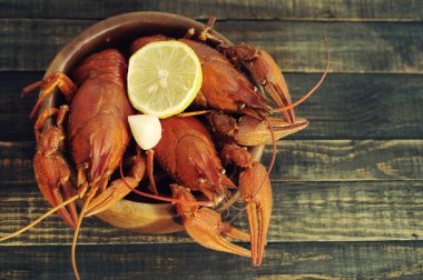 Yuvarlak ahşap ahşap arka plan tabağa haşlanmış crawfishes