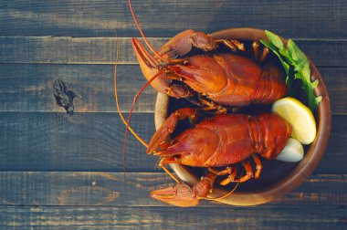 Yuvarlak ahşap ahşap arka plan tabağa haşlanmış crawfishes