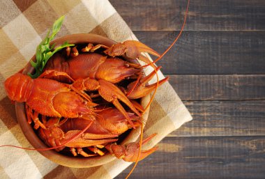 Yuvarlak ahşap ahşap arka plan tabağa haşlanmış crawfishes