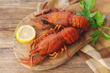 Ahşap arka plan üzerinde ahşap bir gemide haşlanmış crawfishes