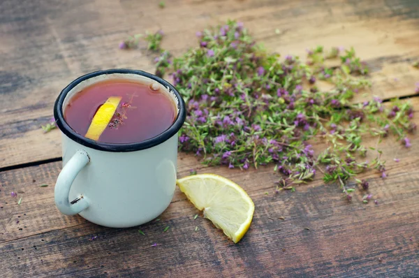 Tee im eisernen Becher, Zitrone, Heilkräuter — Stockfoto