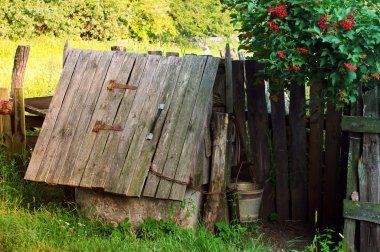 Kırsal bir kova ile zincir ile iyi
