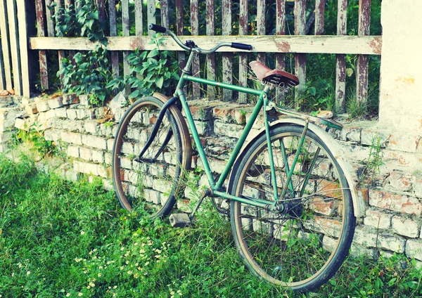 Biciclete vechi despre un zid de cărămidă într-o zi însorită de vară — Fotografie, imagine de stoc