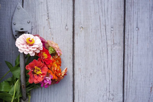 Bright summer flowers on an old wooden surface. Summer background with flowers. — Stock Photo, Image