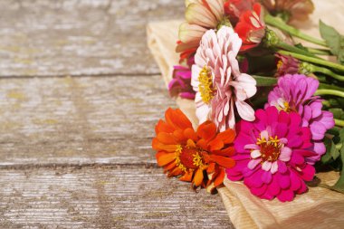 Eski bir ahşap yüzeyi parlak yaz çiçek. Yaz arka planını çiçekler. 