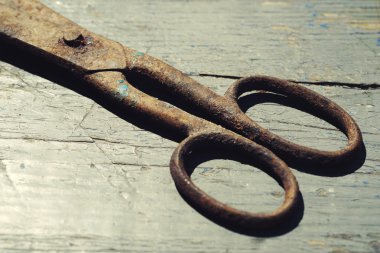 Eski paslı makas boyalı ahşap yüzeyde.