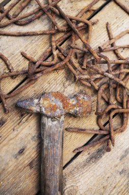 Eski paslı araçları, çekiç ve çivi 