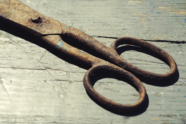 Eski paslı makas boyalı ahşap yüzeyde.