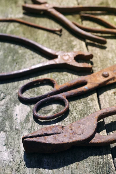 Starý rezavý nástroje, hřebík, nůžky, kleště — Stock fotografie