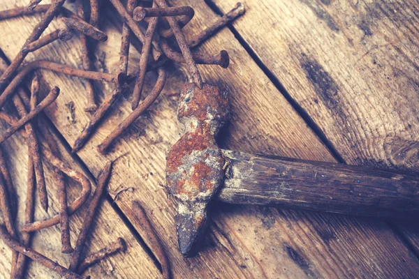 Viejas herramientas oxidadas, el martillo y los clavos — Foto de Stock