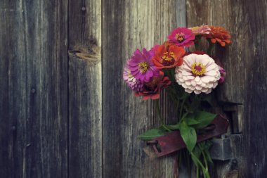 Eski bir ahşap yüzeyi parlak yaz çiçek. 