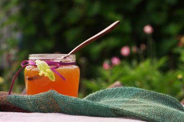 Bir cam kavanoza Yeşiller karşı bir Ihlamur çiçekleri ile dekore edilmiş teyp yaz günde tatlım.. 