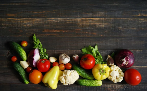 Verdure fresche su tavola di fondo di legno dall'alto . — Foto Stock