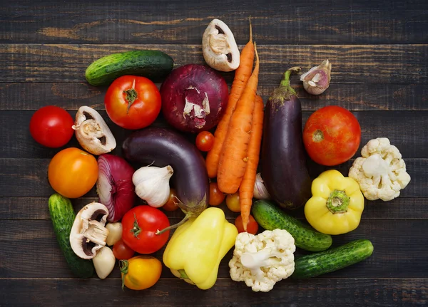 Verdure fresche su tavola di fondo di legno dall'alto . — Foto Stock