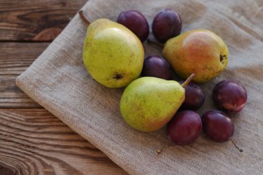 Olgun taze armut ve Erik ahşap arka plan üzerinde