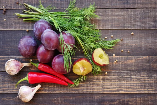 Prugne, peperoncino, aglio, coriandolo e finocchio — Foto Stock