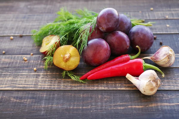 Prugne, peperoncino, aglio, coriandolo e finocchio — Foto Stock