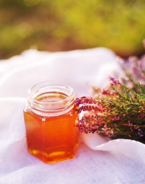 Bir cam kavanoz ve bitkisel çay bir daire içinde tatlım