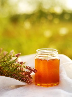 Bir cam kavanoz ve bitkisel çay bir daire içinde tatlım